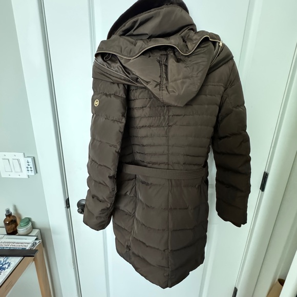 Michael Kors Long Heavy winter coat with faux fur collar and belt Brown sz Large - Picture 6 of 7